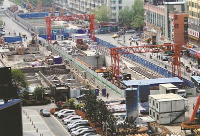 记者14日了解到，南京地铁四号线18个车站中的17个都已完成主体结构施工，进入附属工程安装装修阶段。四号线西起龙江，东至仙林湖，建成后使南京的地铁线路呈井字形，对缓解北京东路、北京西路及主城的交通拥堵起到积极作用。图为龙江站施工现场。