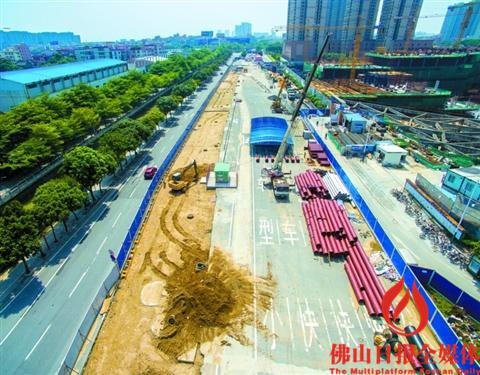 昨日，地铁二号线魁奇路工地正在施工。/均为佛山日报记者周春摄
