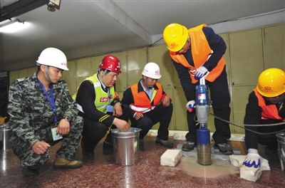 4月25日凌晨，地铁1号线南礼士路站加装屏蔽门工程正式开工。北京地铁公司供图